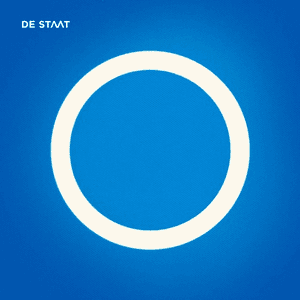 O by De Staat